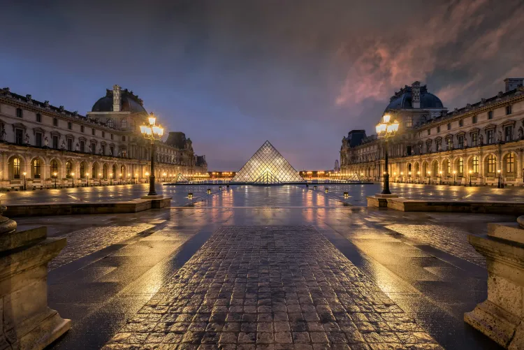 Discover Paris: A Guide to Iconic Landmarks, Historic Cafés & Legendary Stores