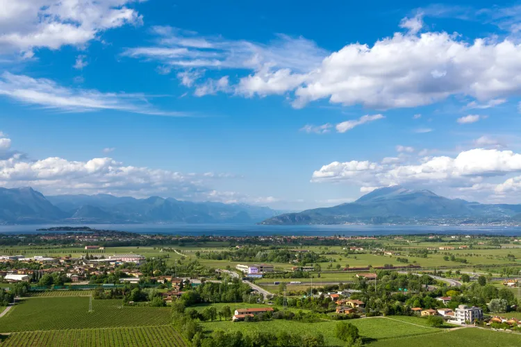 Valpolicella: Amarone Wines & Rolling Hills 